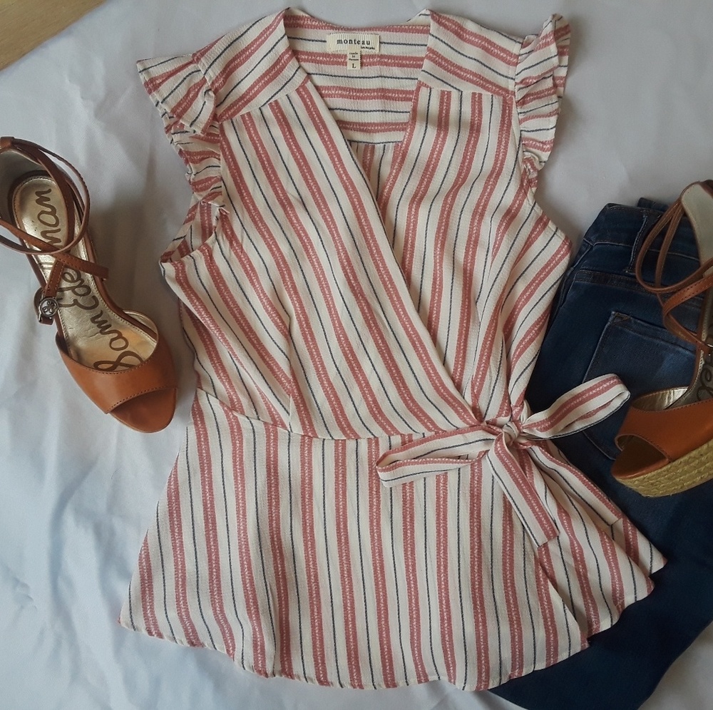 Sleeveless top/ruffle shoulders